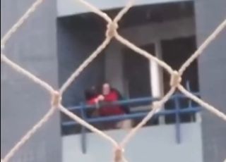 Casal é flagrado em atos obscenos na sacada de apartamento e caso gera revolta entre moradores. VEJA VÍDEO