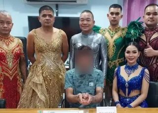 Policiais usam vestidos, brilho e fantasias femininas para prender suspeito de tráfico em festival na Tailândia