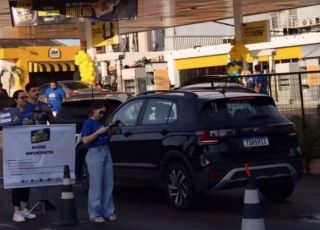 Motoristas fazem filas em posto de Manaus para abastecer gasolina a R$ 5,99