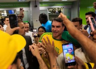 Flávio Bolsonaro chega a Brasília após encontro com Trump nos EUA