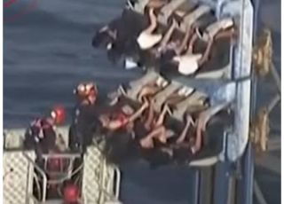 DESESPERO NAS ALTURAS! Montanha-russa trava a 30 metros do chão, e passageiros são resgatados por guindaste nos Estados Unidos. VEJA VÍDEO