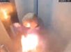 Carregador portátil explode dentro de elevador e mulher fica presa em meio às chamas. VEJA VÍDEO