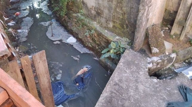 IMAGENS FORTES! CORPO DE HOMEM AMARRADO E DEGOLADO É ENCONTRADO EM CÓRREGO NO BAIRRO DA COMPENSA 2, ZONA OESTE DE MANAUS. VEJA VÍDEO