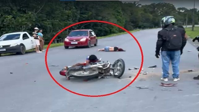 MOTOCICLISTA E NAMORADA FICAM GRAVEMENTE FERIDOS EM ACIDENTE DE TRÂNSITO NA RODOVIA AM-010 QUE LIGA MANAUS A ITACOATIARA. VEJA VÍDEO