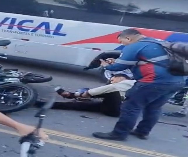 Motociclista é atropelado por caminhão-baú na Avenida dos Oitis, Distrito Industrial 1, Zona Sul de Manaus. VEJA VÍDEO