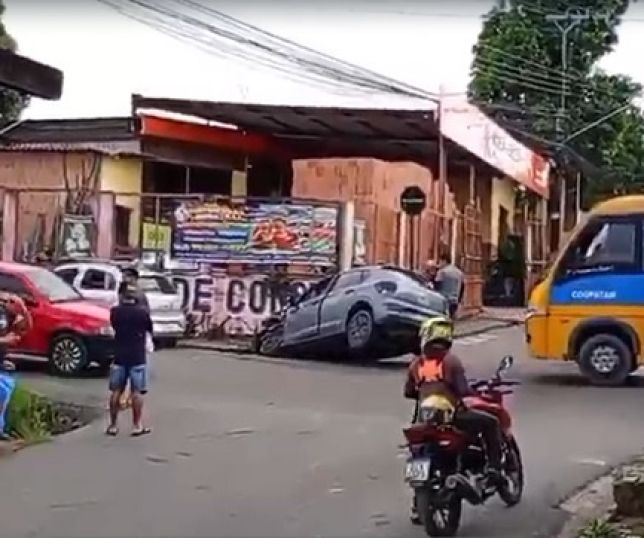 Carros colidem em alta velocidade e um deles cai no bueiro em cruzamento de ruas no bairro Grande Vitória, Zona Leste de Manaus. VEJA VÍDEO E REPORTAGEM DO 'PORTAL DO ZACARIAS' AO VIVO