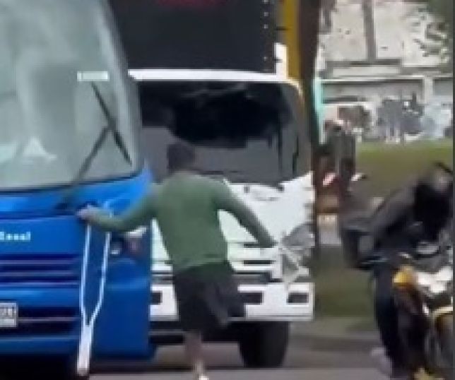 Homem arremessa muleta contra motociclista, se envolve em discussão e vídeo viraliza nas redes sociais. VEJA
