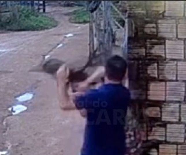 Homem agride mulher com tapa no rosto, derruba vítima no chão e foge de moto em Borba, interior do Amazonas. VEJA VÍDEO E REPORTAGEM DO 'PORTAL DO ZACARIAS' AO VIVO