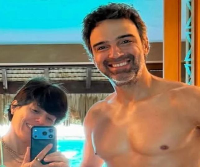 Tadeu Schmidt exibe boa forma em férias ao lado da esposa e vira assunto nas redes
