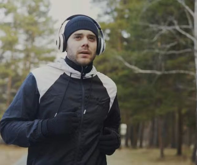 Correr no frio faz bem? Especialistas explicam benefícios e cuidados essenciais