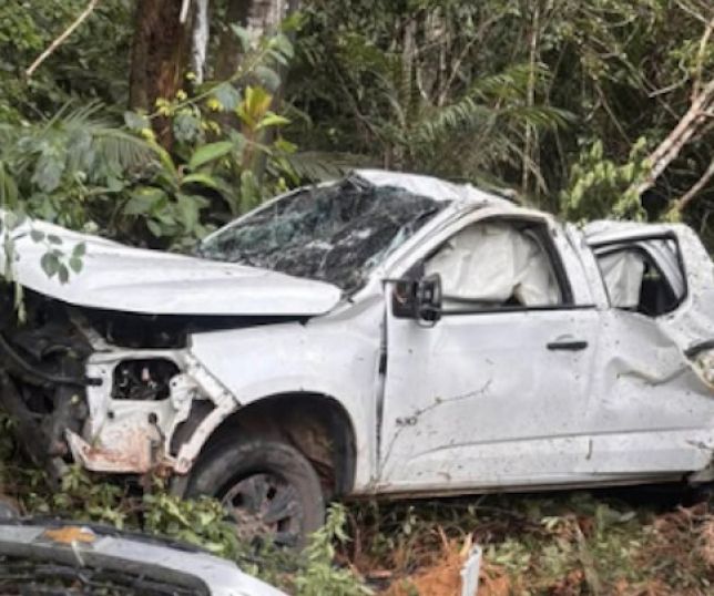 Picape sai da pista, invade área de mata e deixa três feridos na AM-010; uma vítima ficou presa às ferragens. VEJA VÍDEO