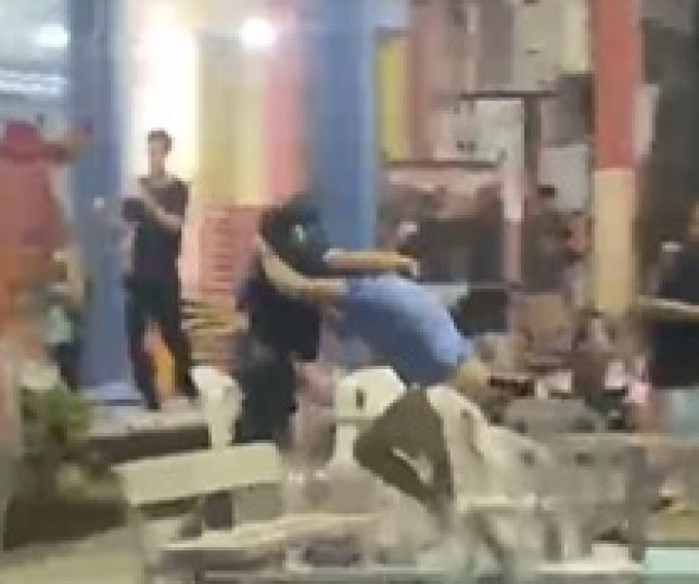 Confusão generalizada termina em briga na praça de Presidente Figueiredo e cena repercute nas redes sociais. VEJA VÍDEO