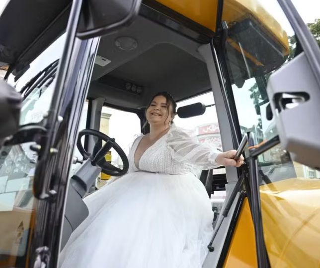 Noiva chega ao casamento dirigindo trator e sai em caminhão do marido em Minas Gerais. VEJA VÍDEO