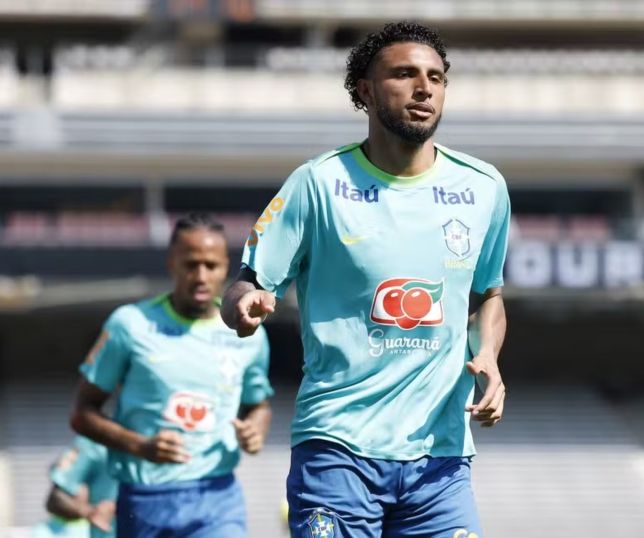 Convocado após corte de Wesley, Éderson chega aos Estados Unidos e se apresenta à Seleção Brasileira