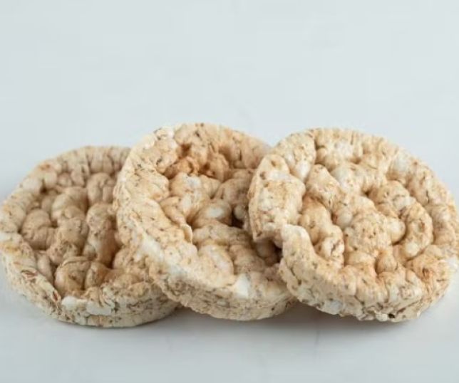 Biscoito de arroz pode ser aliado da dieta, mas escolha dos acompanhamentos faz diferença