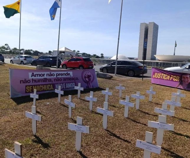 Cruzes tomam conta da Esplanada e fazem alerta contra o feminicídio no Brasil