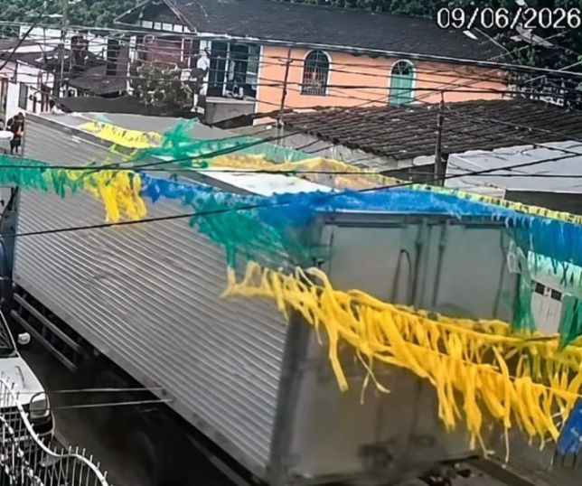 Caminhão destrói decoração da Copa em rua de Manaus e revolta moradores. VEJA VÍDEO