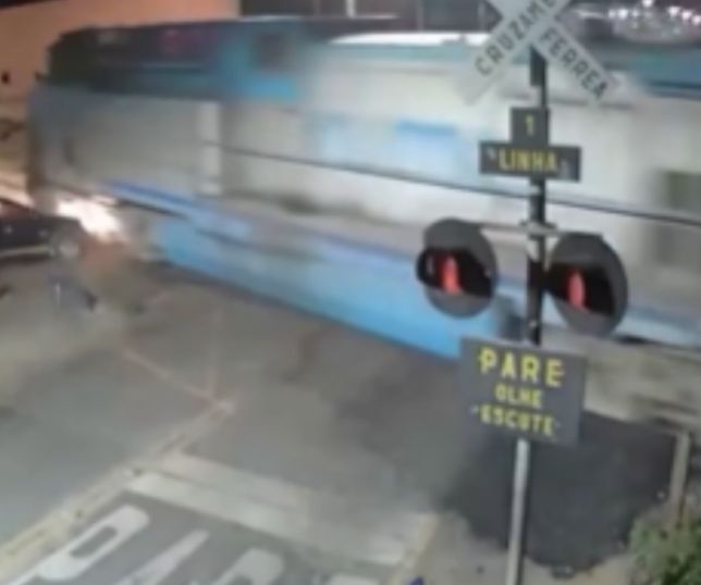 Idoso fica preso às ferragens após carro ser atingido por trem no interior de São Paulo. VEJA VÍDEO 