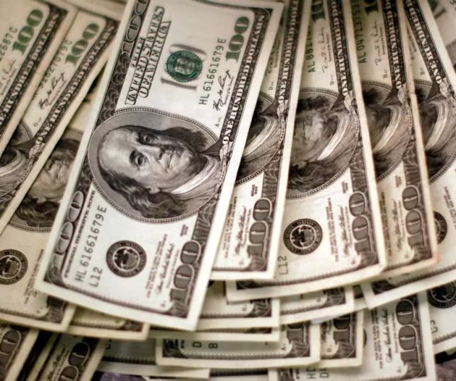 Dólar cai e Bolsa avança em dia de atenção ao cenário internacional