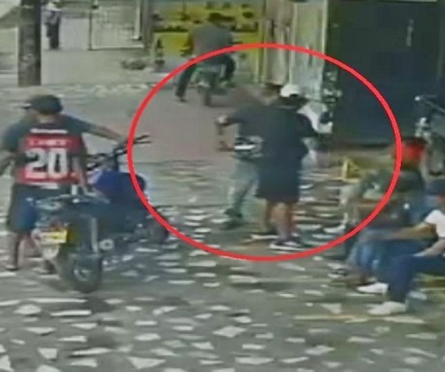 Câmera de segurança filma homem sendo esfaqueado em praça pública no município de Tabatinga, interior do Amazonas. VEJA VÍDEO