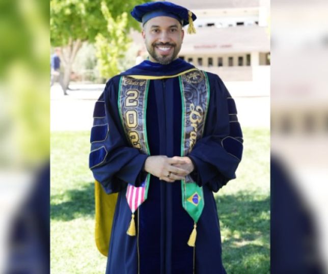 Gil do Vigor comemora doutorado nos EUA e recebe convite para lecionar em universidade de prestígio
