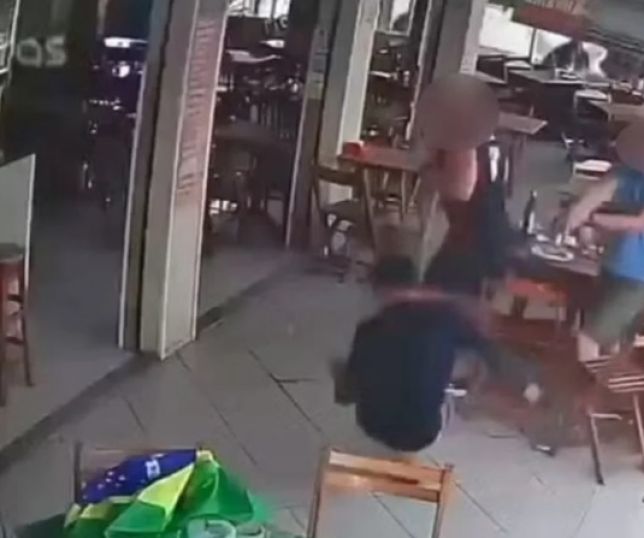 Assaltante tenta roubar policiais civis em restaurante e acaba morto após reação. VEJA VÍDEO