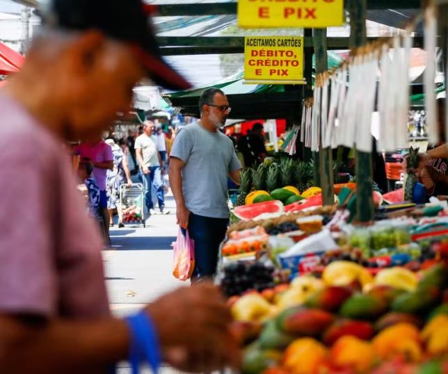Inflação dos alimentos pesa no bolso: batata dispara 44% e conta de luz ajuda a pressionar preços