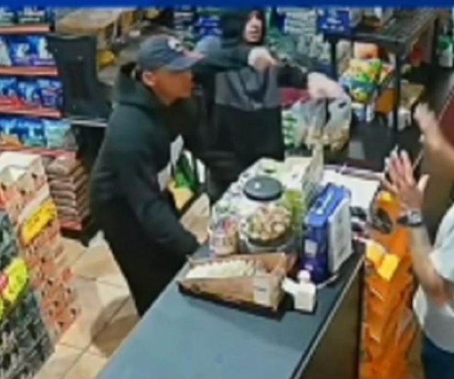 'Não me mata na frente da minha filha', implora comerciante durante assalto à mão armada em Osasco. VEJA VÍDEO