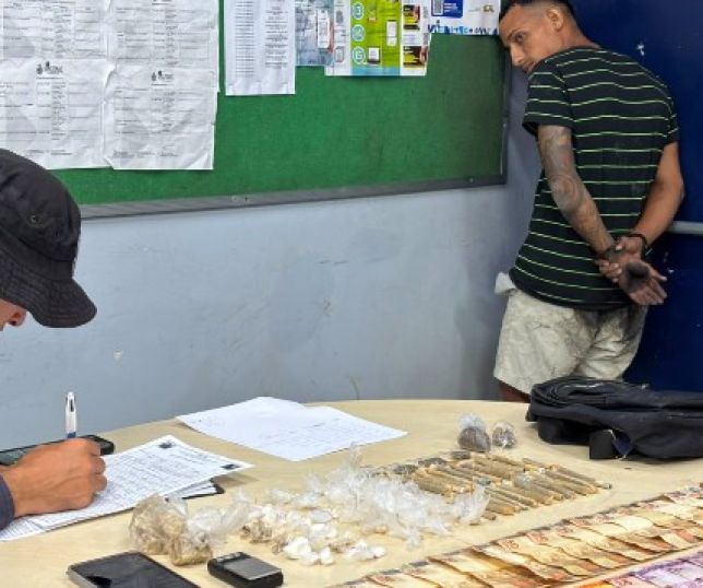 Força Tática prende suspeito de tráfico de drogas após perseguição em área de lama no bairro Tarumã, em Manaus. VEJA VÍDEOS REPORTAGEM DO 'PORTAL DO ZACARIAS' AO VIVO