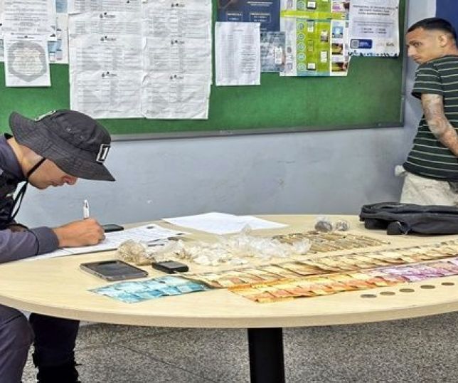 Força Tática prende suspeito de tráfico de drogas após perseguição em área de lama no bairro Tarumã, em Manaus. VEJA VÍDEOS REPORTAGEM DO 'PORTAL DO ZACARIAS' AO VIVO