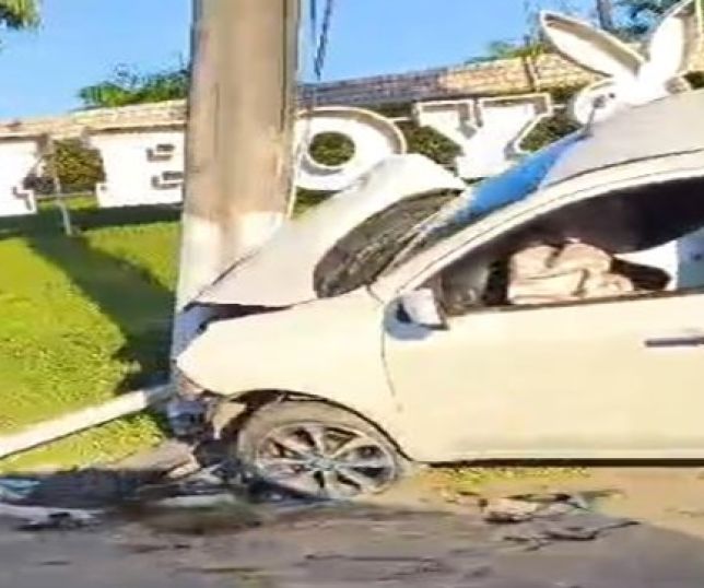 Carro em alta velocidade e ocupado por casal colide de frente com poste da rede de energia elétrica na Avenida Torquato Tapajós, Zona Norte de Manaus. VEJA VÍDEO
