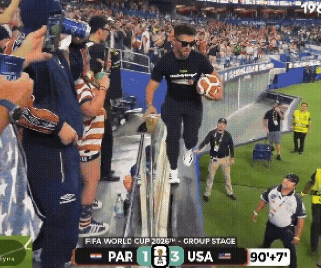 Torcedor invade gramado na Copa do Mundo, cai sozinho e vira motivo de piada nas redes sociais. VEJA VÍDEO