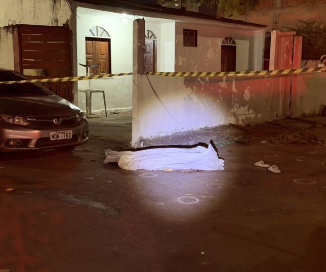 IMAGENS FORTES! Homem é morto a tiros após sair de bar onde acompanhava jogo do Brasil no bairro da Compensa, Zona Oeste de Manaus. VEJA VÍDEO