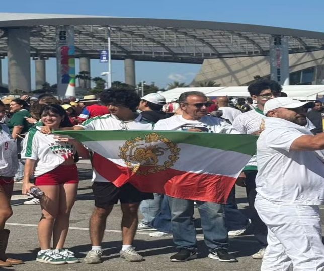 Bandeira histórica do Irã gera polêmica na Copa e expõe divisão entre governo e oposição
