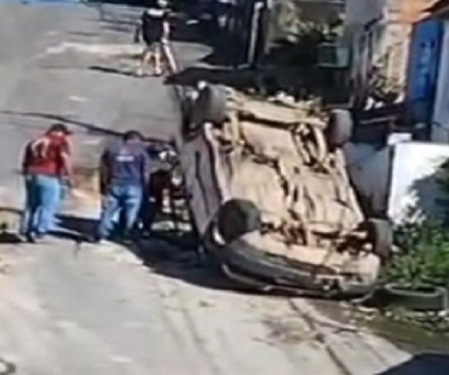 Carro Saveiro cai em buraco e capota em ladeira de rua na Comunidade Parque das Nações, Zona Centro-Sul de Manaus. VEJA VÍDEO