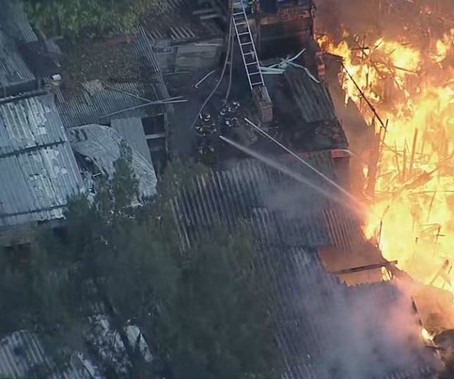 Incêndio de grandes proporções atinge mais de 50 barracos na região de Paraisópolis, na Zona Sul de São Paulo. VEJA VÍDEO