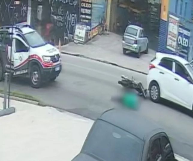 Novo vídeo mostra policial militar atirando em homem com facão em São Paulo. VEJA 