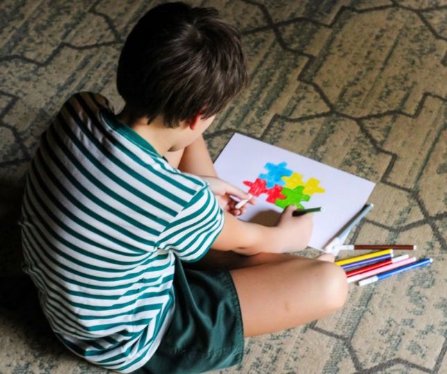 Dia Mundial do Orgulho Autista reforça respeito à neurodiversidade e inclusão