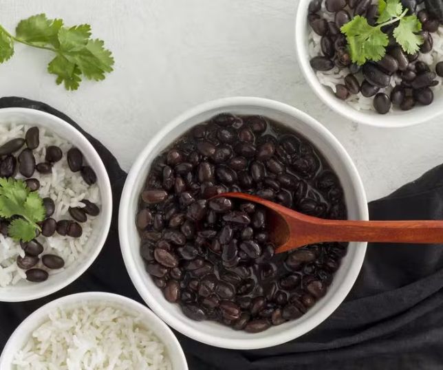 ESTUDO DA USP REVELA: arroz e feijão reduzem consumo de ultraprocessados e melhoram dieta dos brasileiros