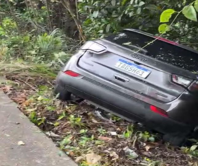 Motorista perde o controle após ser fechado por caminhão e carro vai parar dentro de área de mata em Manaus. VEJA VÍDEO
