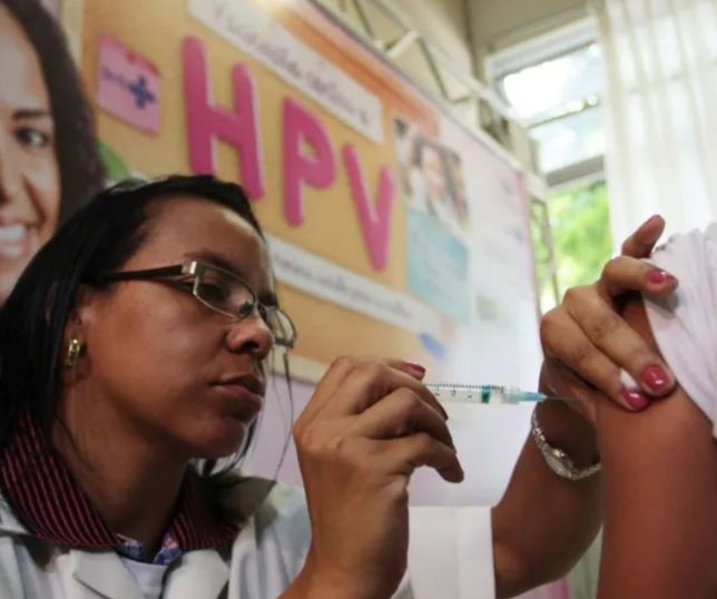Vacina contra HPV reduz quase a zero mortes por câncer do colo do útero em jovens, aponta estudo