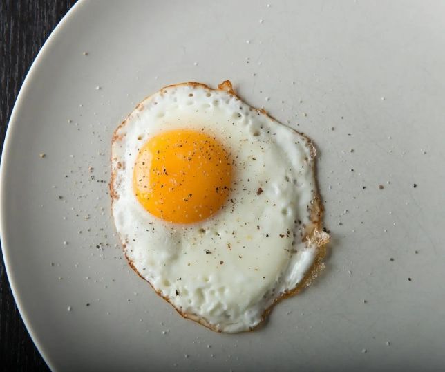 Ovo aumenta o colesterol? Especialistas explicam o que realmente importa na alimentação