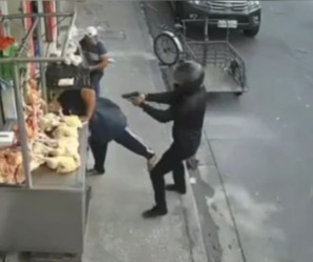 IMAGENS FORTES! Comerciante de frangos é morto a tiros ao abrir estabelecimento em Guayaquil. VEJA VÍDEOS