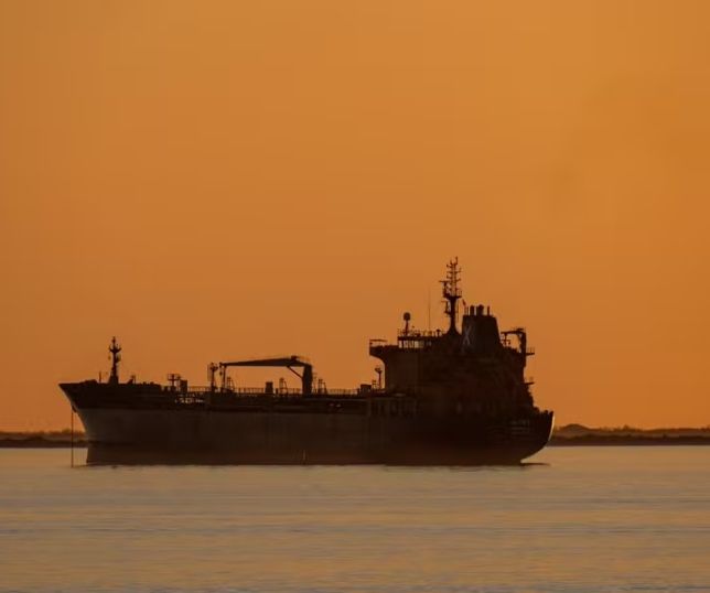 Petróleo continua fluindo pelo Estreito de Ormuz apesar de o Irã afirmar que o fechou
