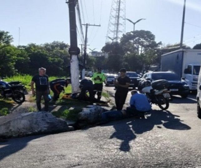 Motociclista de aplicativo e passageira são atropelados por carro em alta velocidade na Avenida André Araújo, Zona Centro-Sul de Manaus