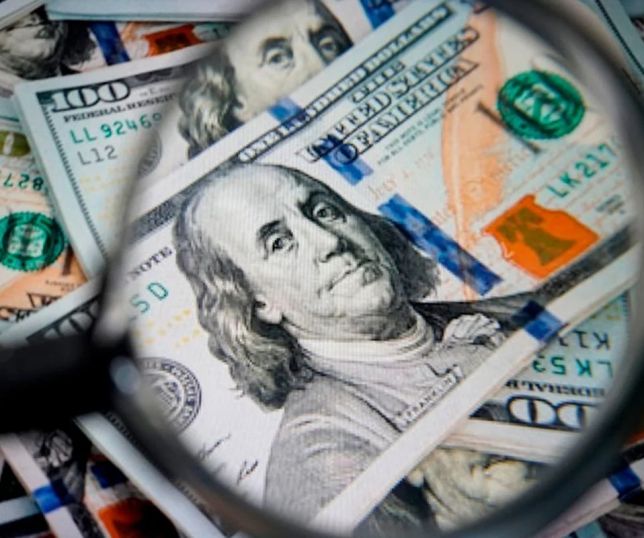Dólar recua com alívio no petróleo e melhora do cenário internacional