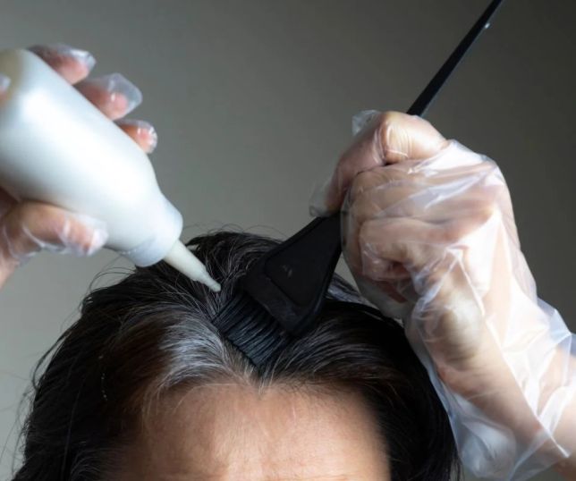 Tonalização ajuda a suavizar aparência dos cabelos brancos e cria efeito mais natural, diz especialista