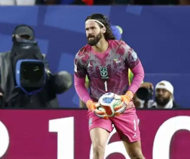 CBF veta uniforme vermelho e goleiros do Brasil usarão verde contra a Escócia