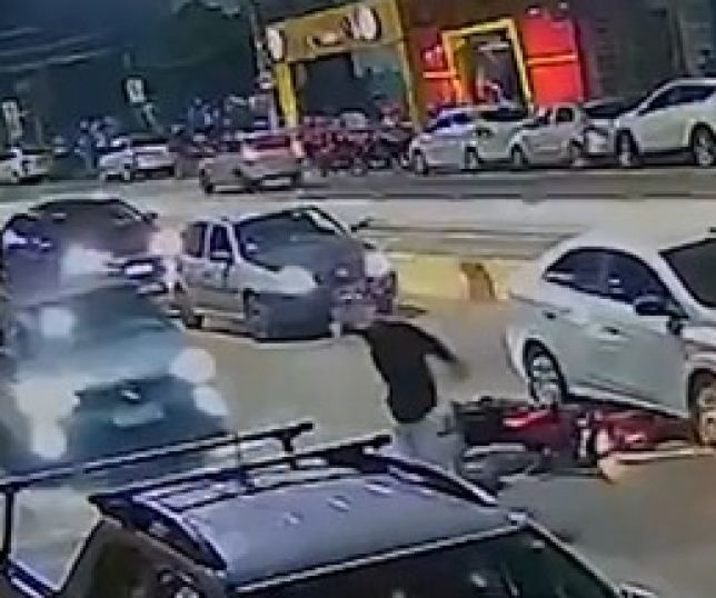 Motociclista fica gravemente ferido após acidente na Avenida JK, em Governador Valadares. VEJA VÍDEO