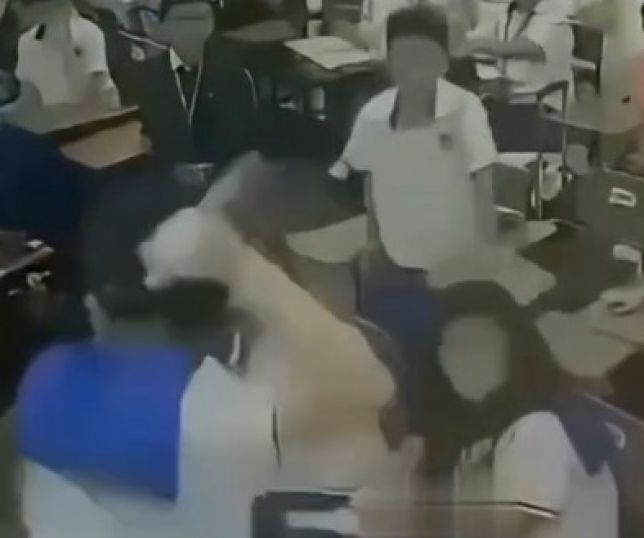 Adolescente de 14 anos invade sala de aula e deixa sete crianças feridas em escola nas Filipinas. VEJA VÍDEO